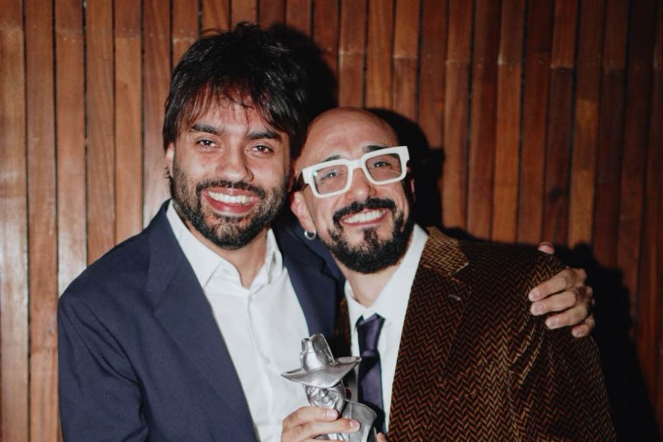 Mateo Rodó y Abel Pintos, chochos con su Premio Gardel. (Instagram @abelpintos)