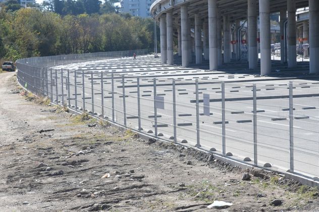 El cerco de la obra de estacionamiento da hacía el río. (Ramiro Pereyra / La Voz)