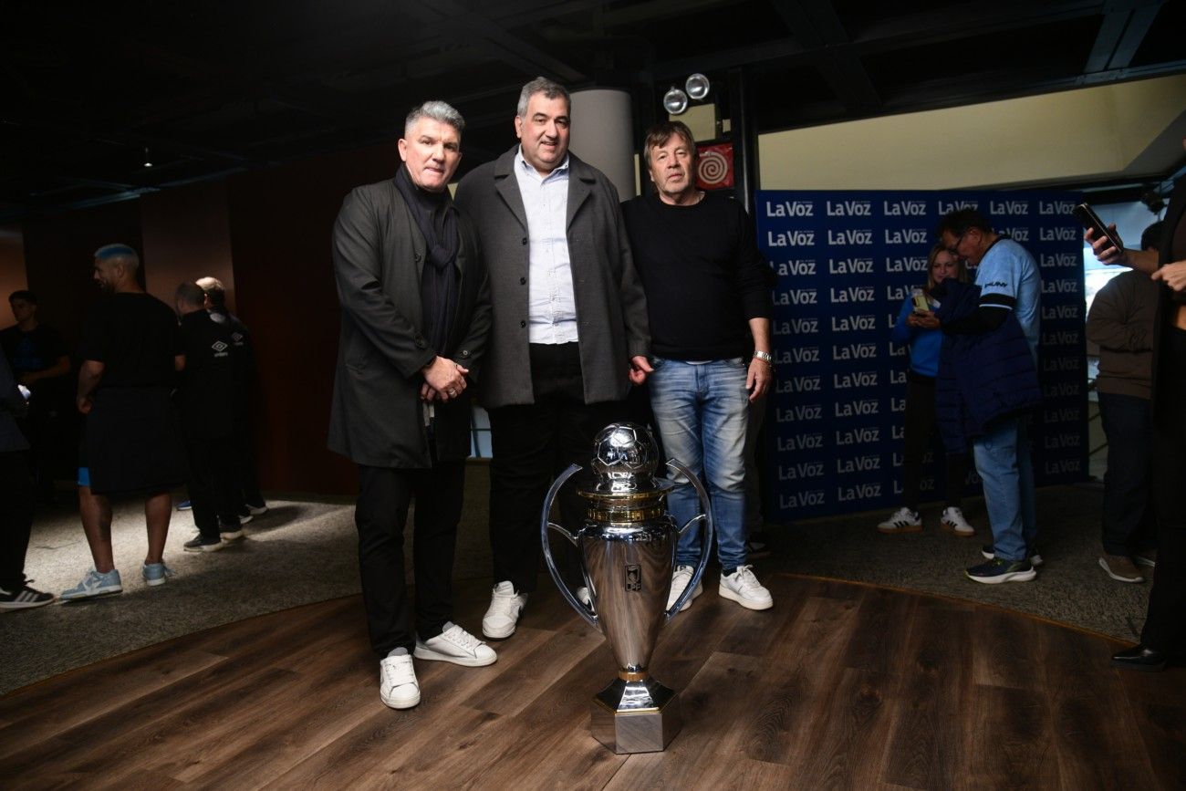 Belgrano visita La Voz para el tradicional brindis de los campeones. Artime y Mariano hablaron de los saludos de Talleres y de otros clubes. Acá junto al DT Ricardo Zielinski.