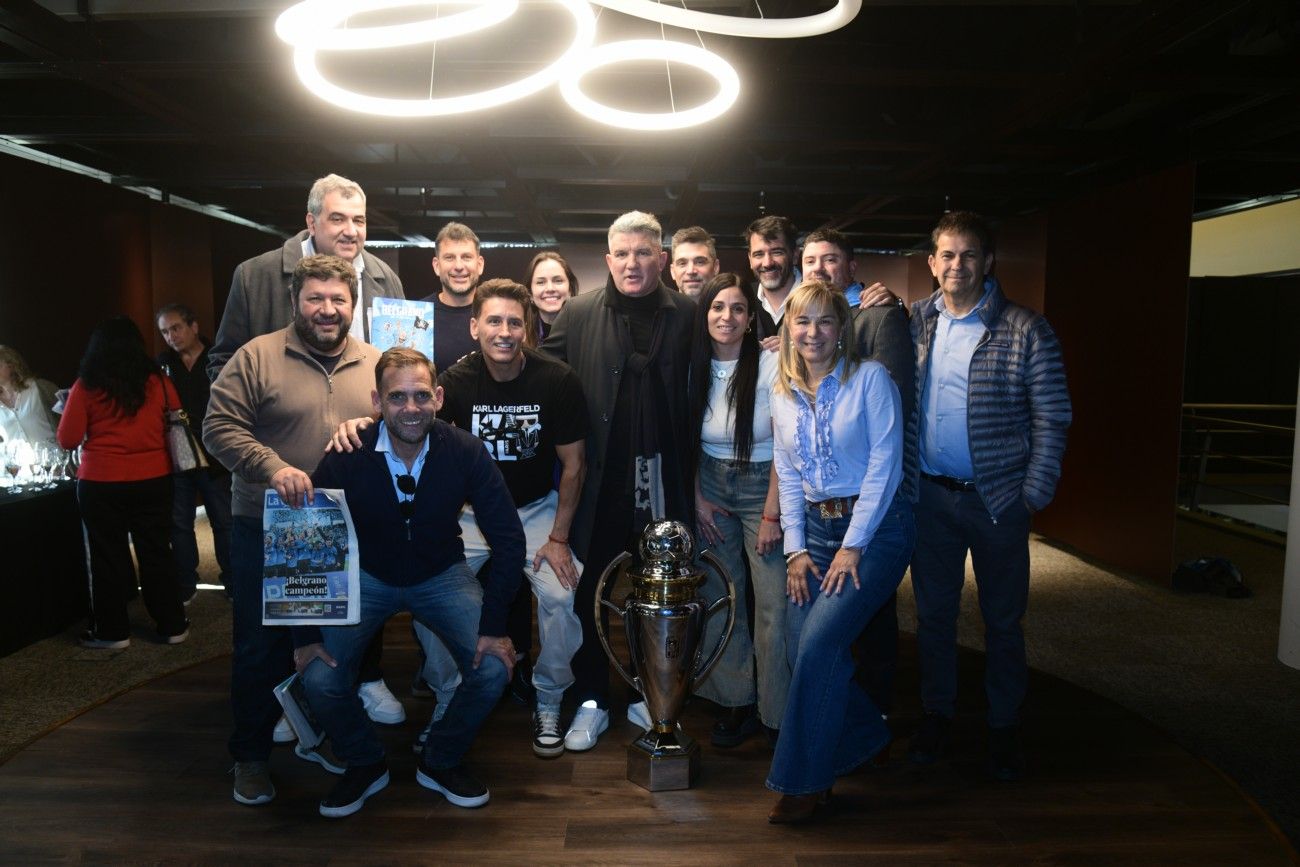 Luis Fabián Artime, presidente de Belgrano, y su comisión directiva a pleno durante la visita a La Voz para el tradicional brindis de los campeones.