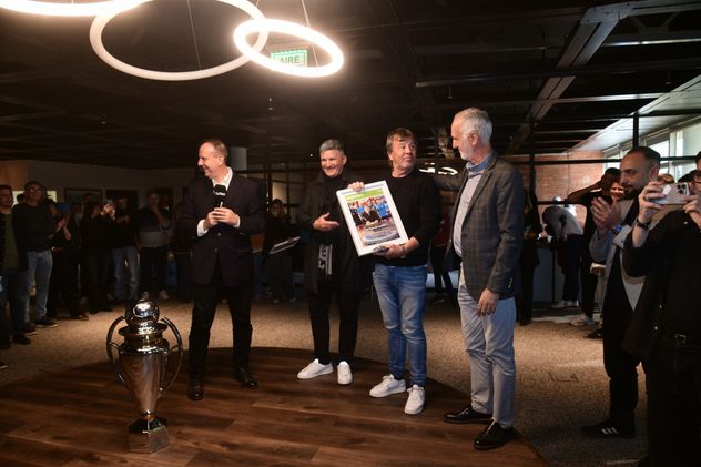 Belgrano visita La Voz para el tradicional brindis de los campeones. Zielinski recibió una de las distinciones.
