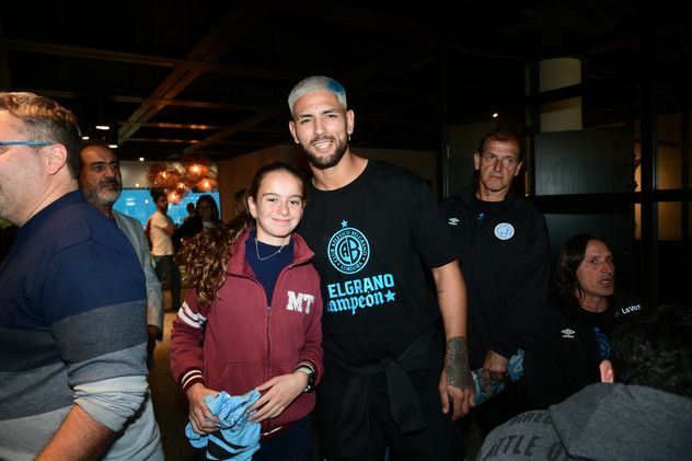 Belgrano visita La Voz para el tradicional brindis de los campeones. Lucas Passerini y una foto con una hincha.