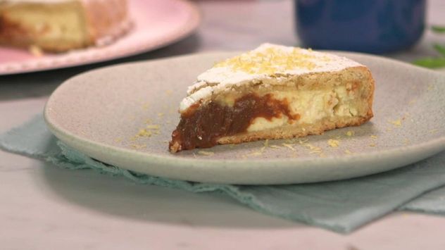La mini torta proteica de ricota combina una superficie apenas dorada con un interior húmedo y cremoso que recuerda al cheesecake.