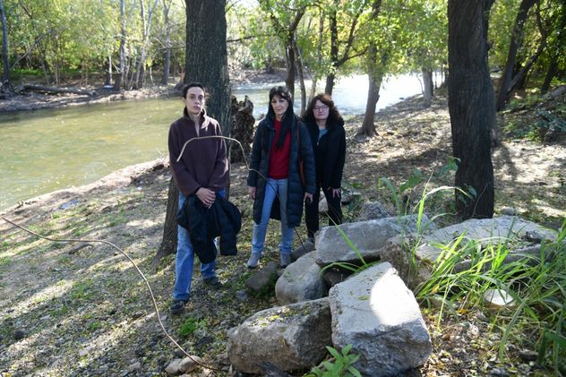 Amigos de la Reserva San Martín muestran con los bloques de obras en la ribera del Suquía. (Ramiro Pereyra / La Voz)