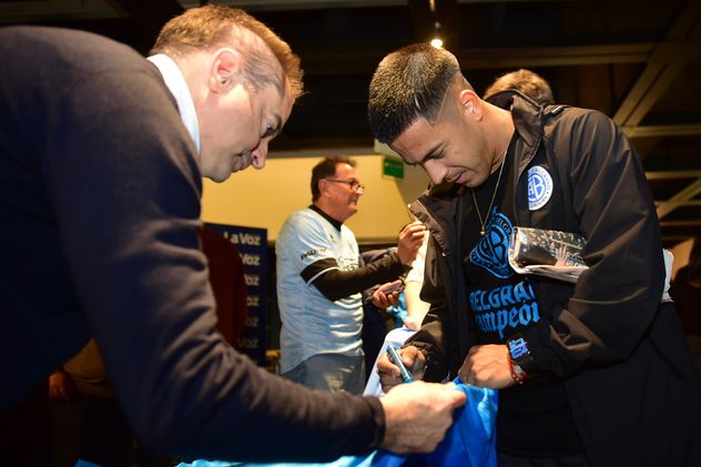 "Uvita" Fernández, uno de los más requeridos. El delantero llegó con el plantel de Belgrano a La Voz para el brindis de los campeones.