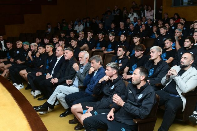 Belgrano visitó La Voz para el tradicional brindis de los campeones. Acá en el Auditorio para disfrutar de los contenidos audiovisuales especiales para el campeón.