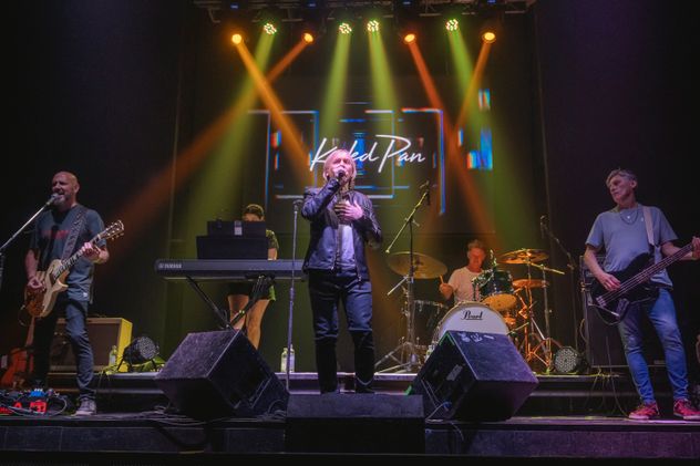 Kaled Pan en vivo con su banda.