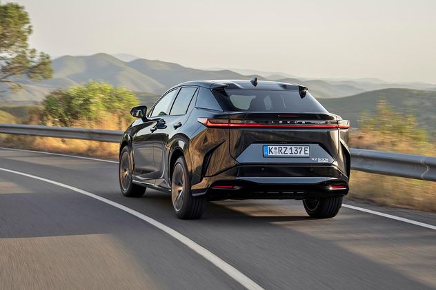 La RZ tiene un rendimiento máximo de 380 CV y 537 Nm. Tiene caja e-CVT de ocho relaciones y tracción en las cuatro ruedas (AWD Direct4).