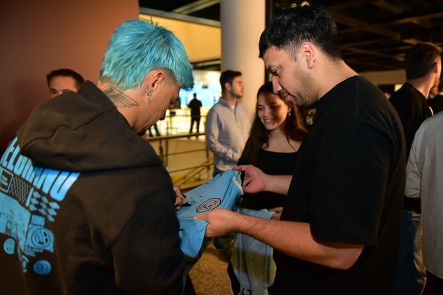 El plantel de Belgrano compartió un homenaje y un brindis en La Voz. Emiliano Rigoni, uno de los más solicitados para firmas y fotos.