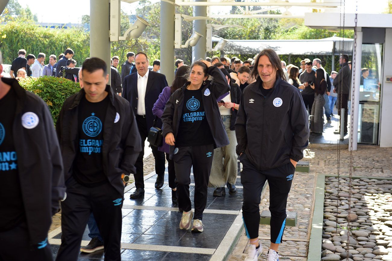 El plantel de Belgrano compartió un homenaje y un brindis en La Voz.  (Nicolás Bravo /  La Voz)