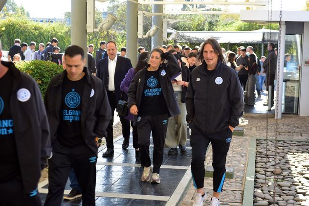 El plantel de Belgrano compartió un homenaje y un brindis en La Voz.  (Nicolás Bravo /  La Voz)