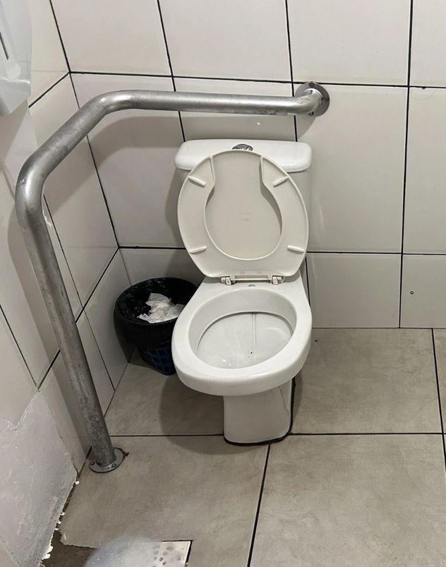 Por qué los inodoros de aeropuertos y restaurantes tienen el asiento abierto.