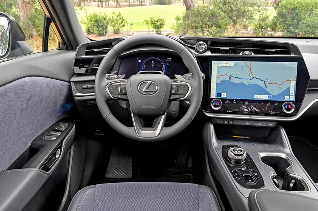 La RZ 500e tiene baterías de 74.7 kWh que alimentan dos motores eléctricos (uno en cada eje).
