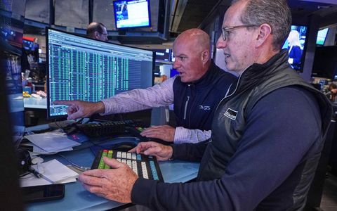 El riesgo país bajó a los 498 puntos y las acciones argentinas suben hasta un 10% en Wall Street
