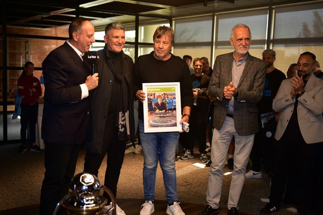 Tillard, Artime, Zielinski y Jornet, durante el brindis de los campeones y entrega de reconocimientos a Belgrano.