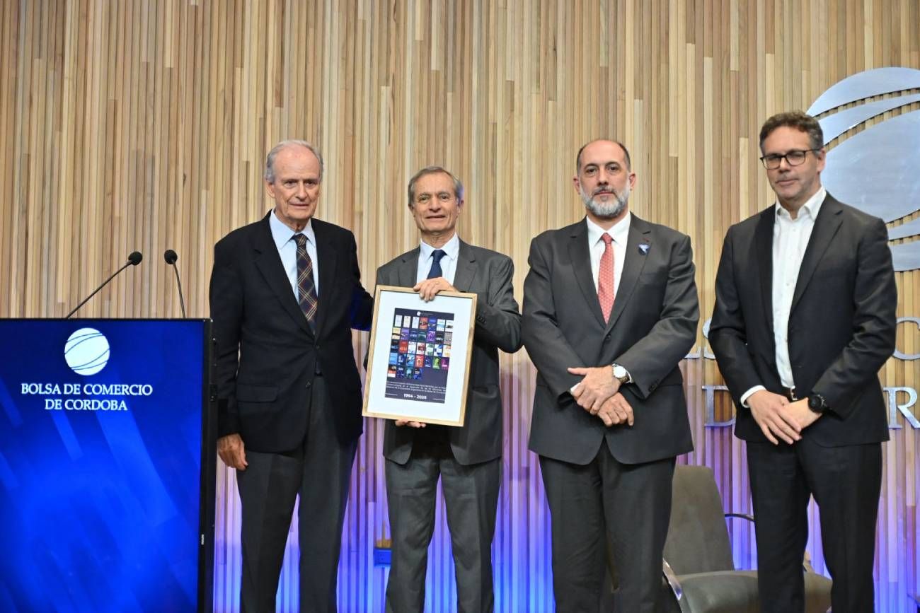 Manuel Tagle le entrega un reconocimiento al economista Raúl Hermida, acompañado por el ministro Acosta y el titular de Ecosur, Guido Sandleris.