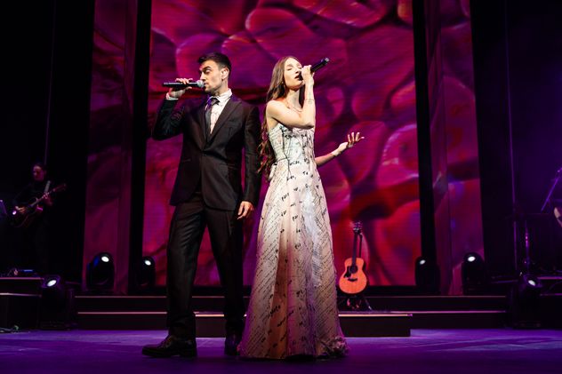 Agustín Bernasconi y Yami Safdie interpretando "Besos en pausa".