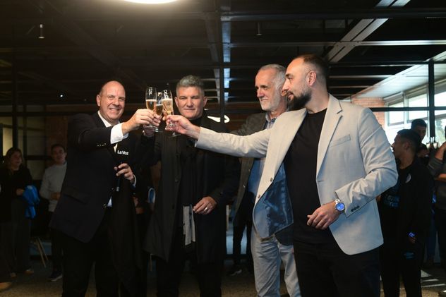 Belgrano visita La Voz para el tradicional brindis de los campeones. Las autoridades de La Voz brindan con "Luifa" Artime.