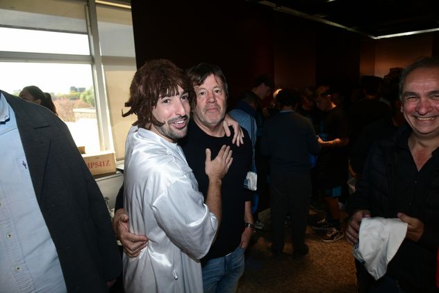 Gastón Massa y su personaje "la Madre", con Zielinski, durante el brindis de los campeones de La Voz con Belgrano.