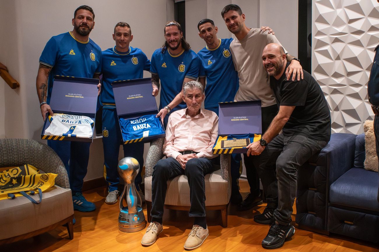 El plantel de Central junto a Bauza.