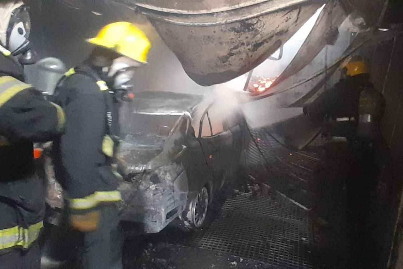 Incendio en un taller de chapa y pintura de barrio Las Palmas un auto quedó destruido.