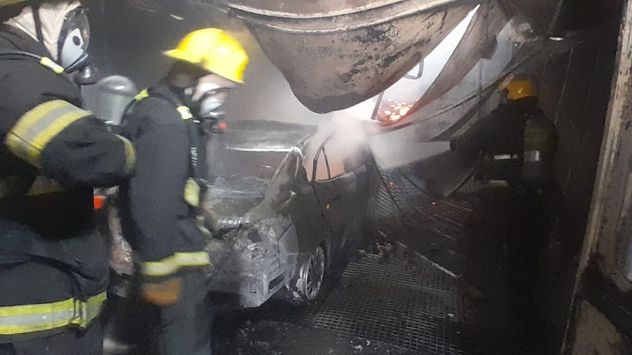 Incendio en un taller de chapa y pintura de barrio Las Palmas un auto quedó destruido.