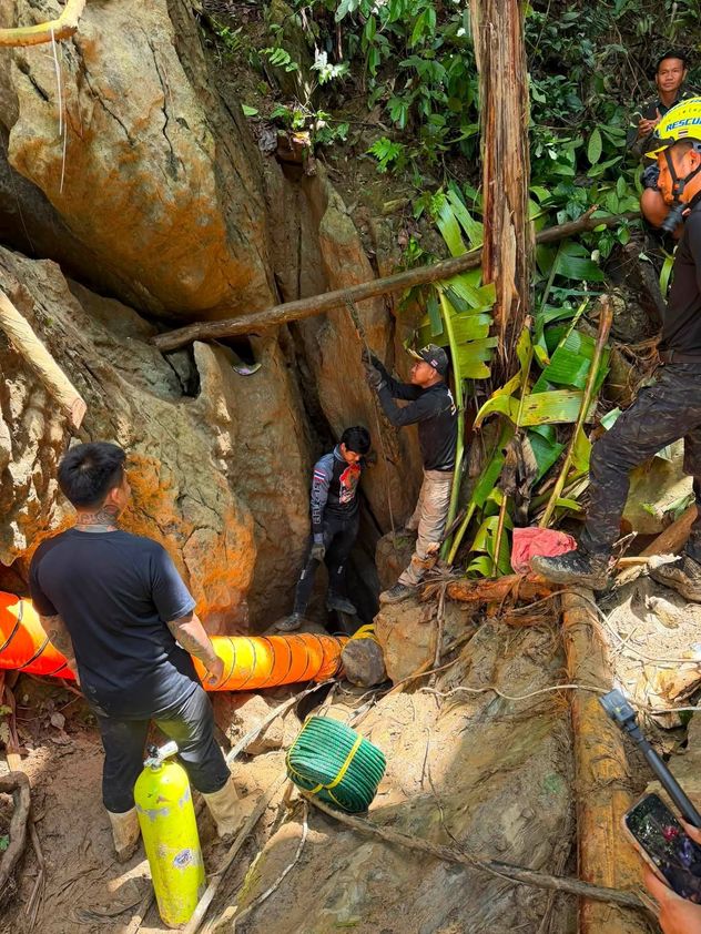 Tareas de rescate. (Metta Tham Rescue Kalasin vía AP)
