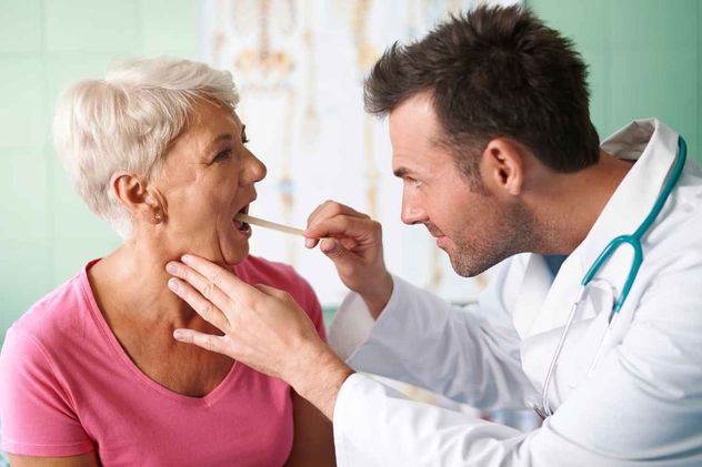 La boca seca puede causar caries, halitosis o dificultad al tragar. 