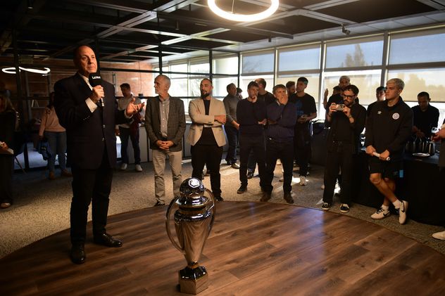 Juan Tillard, gerente general de La Voz, durante el dicurso de salutación y reconocimiento a Belgrano, campeón del Apertura 2026 de LPF.