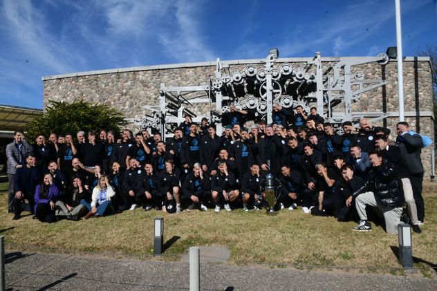 Belgrano visita La Voz para el tradicional brindis de los campeones.