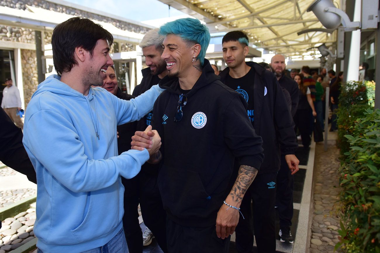 El plantel de Belgrano compartió un homenaje y un brindis en La Voz. Emiliano Rigoni y Gastón Massa en la sede de La Voz. (Nicolás Bravo /  La Voz)