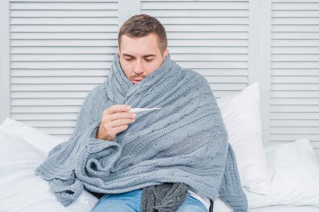 Cuando tenemos fiebre durante una infección solemos sentir escalofríos, lo que nos impulsa a tomar medidas para calentarnos, como encender la calefacción o abrigarnos.