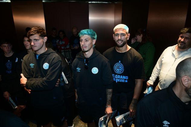 Belgrano visita La Voz para el tradicional brindis de los campeones. Los looks de Emiliano Rigoni y Lucas Passerini, de los más coloridos.