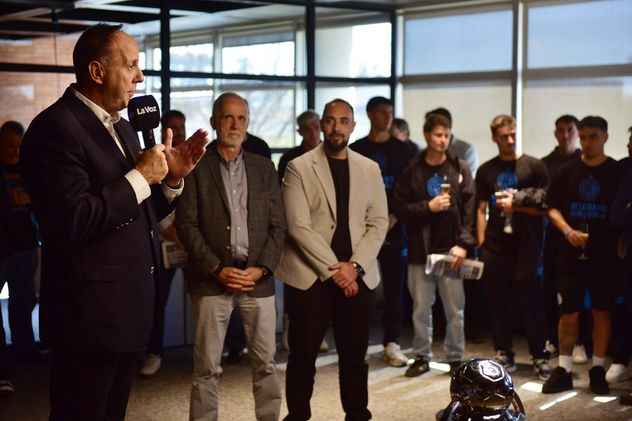Juan Tillard, gerente general de La Voz, durante el dicurso de salutación y reconocimiento a Belgrano, campeón del Apertura 2026 de LPF.
