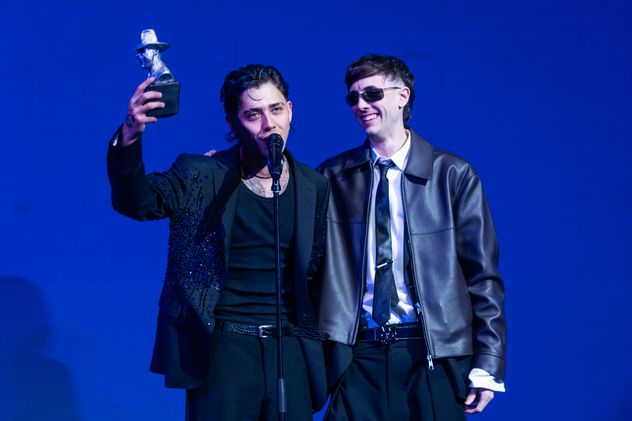 Luck Ra recibiendo el premio a mejor álbum de cuarteto por "Qué sed".