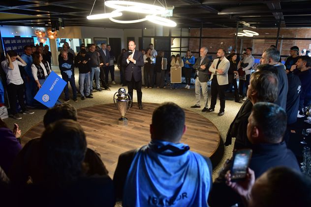 Juan Tillard, gerente general de La Voz, durante el dicurso de salutación y reconocimiento a Belgrano, campeón del Apertura 2026 de LPF.