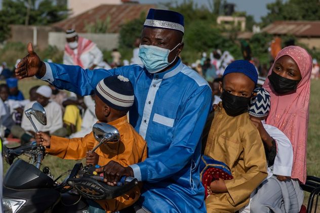 Una familia musulmana llega en motocicleta para asistir a las oraciones de Eid al-Adha en la escuela Sayo Muhamed en medio de un brote de ébola en Bunia, Congo, el miércoles 27 de mayo de 2026.