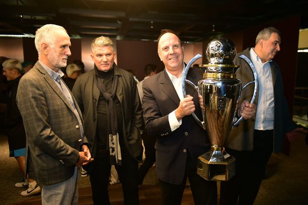 Carlos Jornet, "Luifa" Artime y Juan Tillard con el trofeo del campeón del Apertura 2026 de la Liga Profesional.
