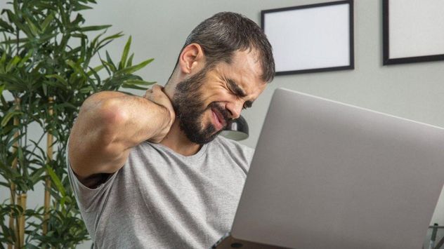 El uso excesivo del celular, las malas posturas y el estrés son algunas de las causas más frecuentes del dolor cervical.