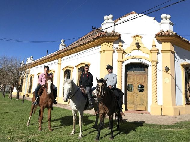 Cuál es el pueblo cerca de Buenos Aires que es furor por sus parrillas y almacenes históricos.