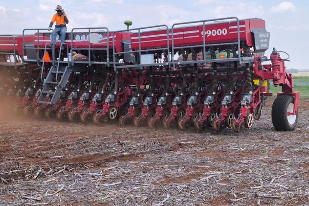 Apache mostró en Marcos Juárez cómo trabaja su sembradora 99000 en condiciones reales de campo.