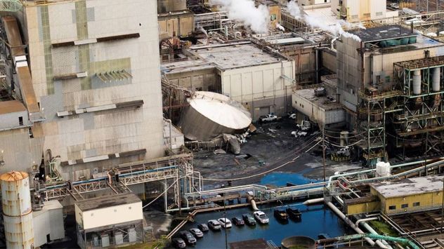 11 presuntos muertos en Washington; retoman labores de recuperación tras ruptura de tanque químico que contaminó río Columbia.