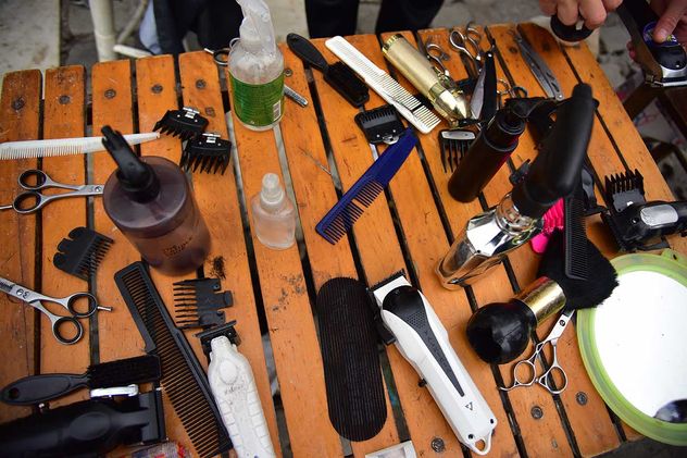 Peluqueros en el Cabildo de Córdoba. Jóvenes barberos ofrecen cortes a personas en situación de calle, en la Plaza San Martín. 
