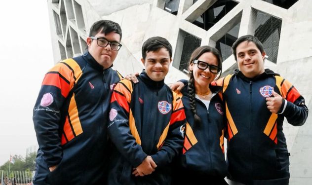 Jorgelina Gauna junto a un grupo de jóvenes en una visita a la ciudad de Córdoba.