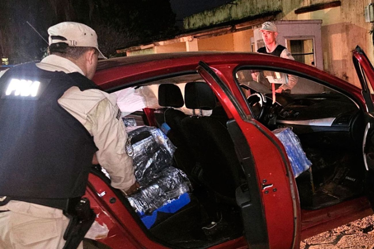 El Fluence que conducía el condenado y participó del transporte de la marihuana, de la persecución y del incidente vial en el que fue atropellada y murió la docente Manuela Ponce el 22 de mayo de 2024. (Prefectura Naval/Fiscales.gob.ar)