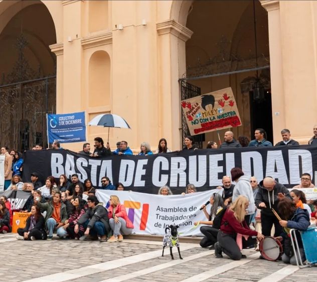 Protesta de transportistas de personas con discapacidad por el ajuste del sector.