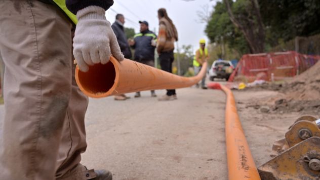 Tendido de redes de gas natural domiliciarias por las calles de Villa Ciudad Parque.
