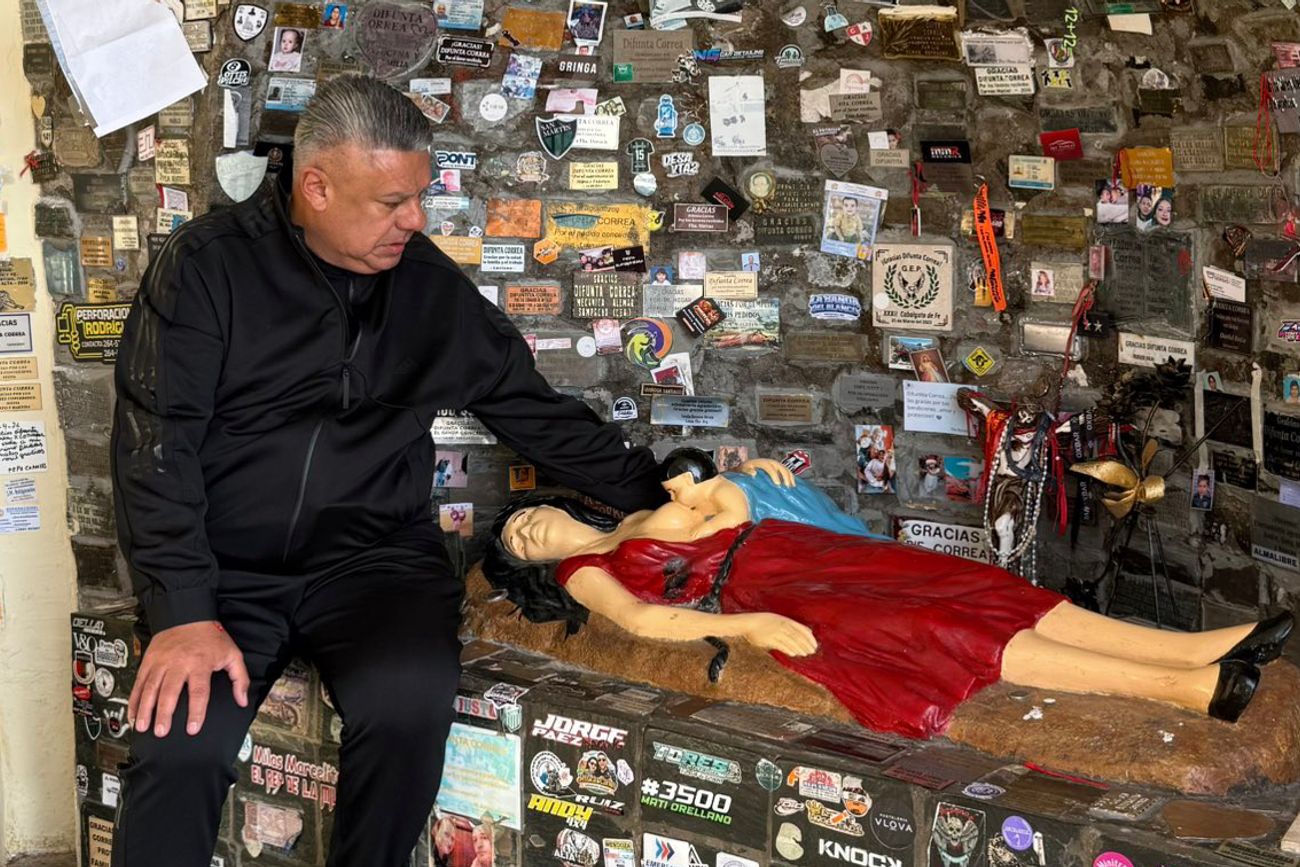 Claudio Tapia y su visita a la Difunta Correa.