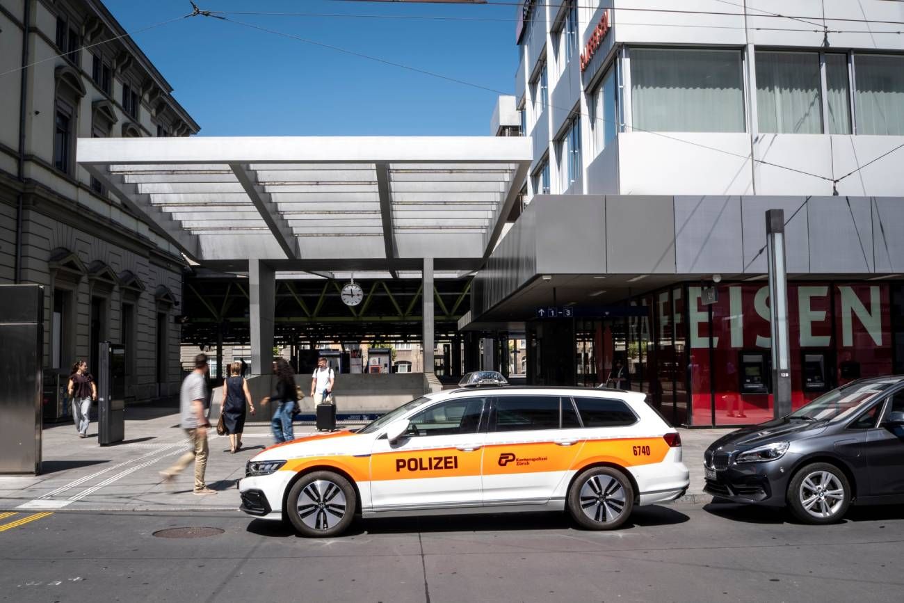 Policías trabajan en la estación de tren de Winterthur tras el ataque terrorista con arma blanca ocurrido en Winterthur, Suiza.