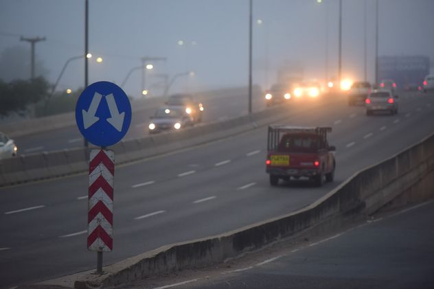 La ciudad de Córdoba amaneció bajo un enorme banco de niebla.  (Nicolás Bravo / La Voz)